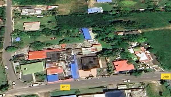 Beau terrain plat à bâtir ou à diviser au MOULE faisant objet d'une servitude de passage