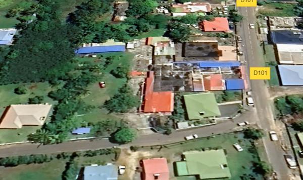 Beau terrain plat à bâtir ou à diviser au MOULE faisant objet d'une servitude de passage