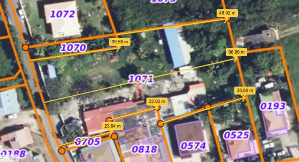 Beau terrain plat à bâtir ou à diviser au MOULE faisant objet d'une servitude de passage