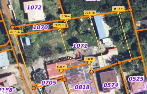 Beau terrain plat à bâtir ou à diviser au MOULE faisant objet d'une servitude de passage