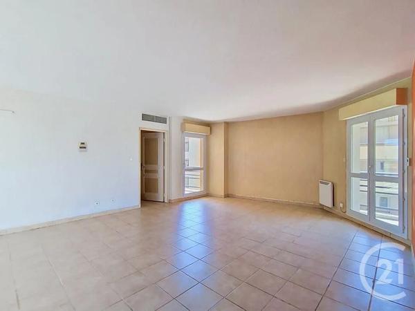 Appartement T4 à vendre  4 pièces - 102,36 m 2   ST RAPHAEL  - 83