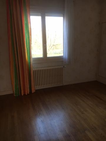 Baugy (18800) Maison 4 pièces édifiée sur Sous-Sol sur parcelle de 750m2 Centre de Baugy