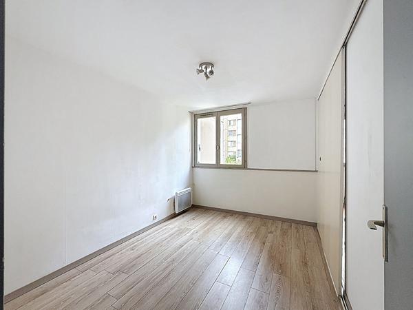 MONTREUIL, QUARTIER FAMILIAL ET COMMERCANT DE PAUL SIGNAC, 10 MIN DU METRO, APPARTEMENT 3 PIECES AU CALME.