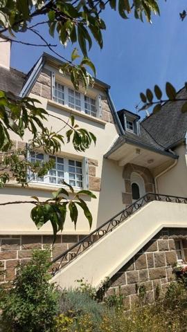 Morlaix, proche commerces et transports : maison familiale aux beaux volumes