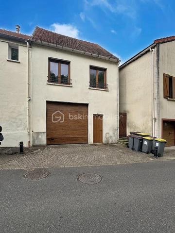 Situé au cœur de Champlan, dans un environnement calme et agréable, ce bien offre aujourd’hui une configuration totalement brute et constitue une véritable page blanche pour réaliser un projet sur mesure.

Son volume et sa configuration permettent d’envisager différents projets d’aménagement, sous réserve des autorisations nécessaires :

Transformation en habitation et création d’une maison à votre image 
Projet mixte, avec un espace dépôt/atelier au rez-de-chaussée et un espace bureau à l’étage 
Projet d’investissement, avec une valorisation du bien après travaux.

LES ATOUTS DU BIEN
Fort potentiel de valorisation après réaménagement 
Des volumes intéressants offrant de nombreuses possibilités 
Un extérieur donnant au bien une apparence de maison
Rue calme et agréable 
Emplacement central à Champlan 
Une opportunité particulièrement adaptée aux investisseurs, artisans ou marchands de biens.

Le bien est actuellement entièrement brut et nécessite un réaménagement complet, permettant ainsi de concevoir un projet personnalisé en fonction de vos besoins et de votre stratégie.

👉 Un bien atypique et à fort potentiel, idéal pour les acquéreurs à la recherche d’un projet à transformer et valoriser.

Une opportunité rare sur le secteur à découvrir sans tarder !
SARA RODRIGUES 
06 33 82 07 35 / S.RODRIGUES@BSKIMMOBILIER.COM