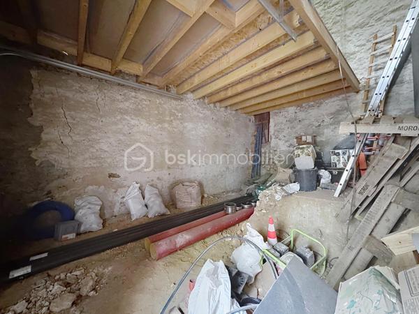 Situé au cœur de Champlan, dans un environnement calme et agréable, ce bien offre aujourd’hui une configuration totalement brute et constitue une véritable page blanche pour réaliser un projet sur mesure.

Son volume et sa configuration permettent d’envisager différents projets d’aménagement, sous réserve des autorisations nécessaires :

Transformation en habitation et création d’une maison à votre image 
Projet mixte, avec un espace dépôt/atelier au rez-de-chaussée et un espace bureau à l’étage 
Projet d’investissement, avec une valorisation du bien après travaux.

LES ATOUTS DU BIEN
Fort potentiel de valorisation après réaménagement 
Des volumes intéressants offrant de nombreuses possibilités 
Un extérieur donnant au bien une apparence de maison
Rue calme et agréable 
Emplacement central à Champlan 
Une opportunité particulièrement adaptée aux investisseurs, artisans ou marchands de biens.

Le bien est actuellement entièrement brut et nécessite un réaménagement complet, permettant ainsi de concevoir un projet personnalisé en fonction de vos besoins et de votre stratégie.

👉 Un bien atypique et à fort potentiel, idéal pour les acquéreurs à la recherche d’un projet à transformer et valoriser.

Une opportunité rare sur le secteur à découvrir sans tarder !
SARA RODRIGUES 
06 33 82 07 35 / S.RODRIGUES@BSKIMMOBILIER.COM