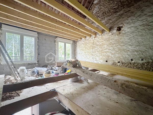 Situé au cœur de Champlan, dans un environnement calme et agréable, ce bien offre aujourd’hui une configuration totalement brute et constitue une véritable page blanche pour réaliser un projet sur mesure.

Son volume et sa configuration permettent d’envisager différents projets d’aménagement, sous réserve des autorisations nécessaires :

Transformation en habitation et création d’une maison à votre image 
Projet mixte, avec un espace dépôt/atelier au rez-de-chaussée et un espace bureau à l’étage 
Projet d’investissement, avec une valorisation du bien après travaux.

LES ATOUTS DU BIEN
Fort potentiel de valorisation après réaménagement 
Des volumes intéressants offrant de nombreuses possibilités 
Un extérieur donnant au bien une apparence de maison
Rue calme et agréable 
Emplacement central à Champlan 
Une opportunité particulièrement adaptée aux investisseurs, artisans ou marchands de biens.

Le bien est actuellement entièrement brut et nécessite un réaménagement complet, permettant ainsi de concevoir un projet personnalisé en fonction de vos besoins et de votre stratégie.

👉 Un bien atypique et à fort potentiel, idéal pour les acquéreurs à la recherche d’un projet à transformer et valoriser.

Une opportunité rare sur le secteur à découvrir sans tarder !
SARA RODRIGUES 
06 33 82 07 35 / S.RODRIGUES@BSKIMMOBILIER.COM