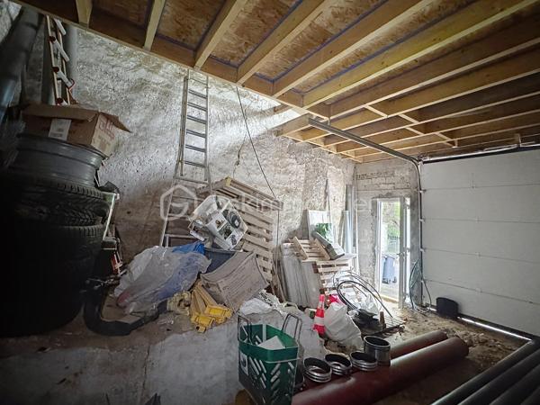 Situé au cœur de Champlan, dans un environnement calme et agréable, ce bien offre aujourd’hui une configuration totalement brute et constitue une véritable page blanche pour réaliser un projet sur mesure.

Son volume et sa configuration permettent d’envisager différents projets d’aménagement, sous réserve des autorisations nécessaires :

Transformation en habitation et création d’une maison à votre image 
Projet mixte, avec un espace dépôt/atelier au rez-de-chaussée et un espace bureau à l’étage 
Projet d’investissement, avec une valorisation du bien après travaux.

LES ATOUTS DU BIEN
Fort potentiel de valorisation après réaménagement 
Des volumes intéressants offrant de nombreuses possibilités 
Un extérieur donnant au bien une apparence de maison
Rue calme et agréable 
Emplacement central à Champlan 
Une opportunité particulièrement adaptée aux investisseurs, artisans ou marchands de biens.

Le bien est actuellement entièrement brut et nécessite un réaménagement complet, permettant ainsi de concevoir un projet personnalisé en fonction de vos besoins et de votre stratégie.

👉 Un bien atypique et à fort potentiel, idéal pour les acquéreurs à la recherche d’un projet à transformer et valoriser.

Une opportunité rare sur le secteur à découvrir sans tarder !
SARA RODRIGUES 
06 33 82 07 35 / S.RODRIGUES@BSKIMMOBILIER.COM