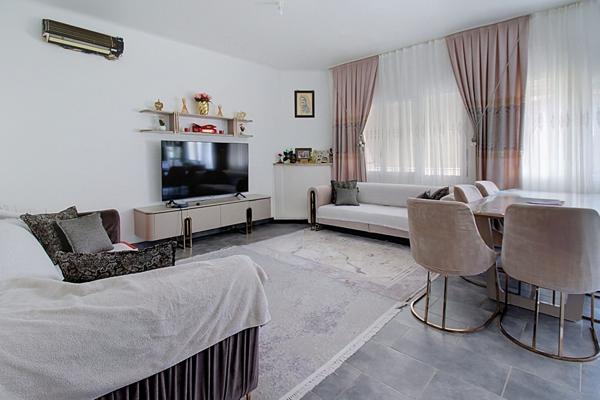 EXCLUSIVITÉ Appartement T4 de 82 m² vendu loué Calme, entrée indépendante et proximité des commerces