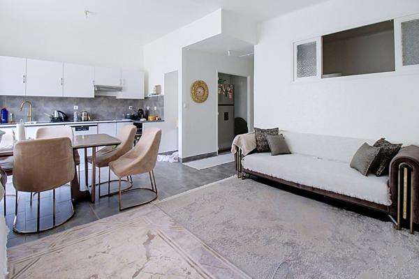 EXCLUSIVITÉ Appartement T4 de 82 m² vendu loué Calme, entrée indépendante et proximité des commerces