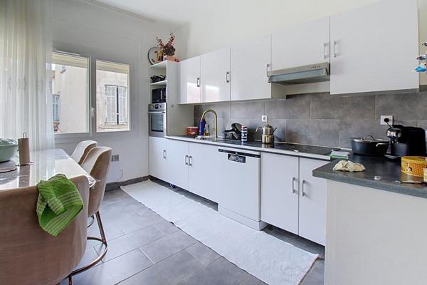 EXCLUSIVITÉ Appartement T4 de 82 m² vendu loué Calme, entrée indépendante et proximité des commerces