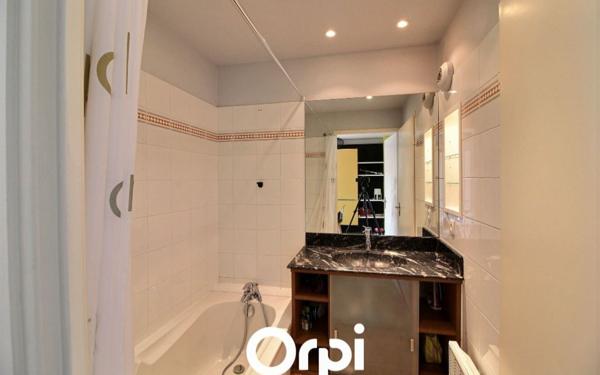 Appartement à louer    2 pièces • 33 m2 Marseille 6