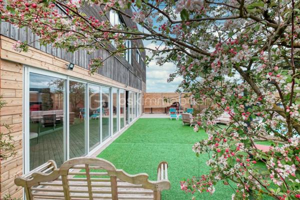 Local d activites de 820 m²