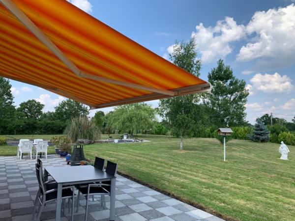 Maison moderne avec dépendances