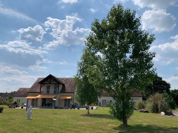 Maison moderne avec dépendances