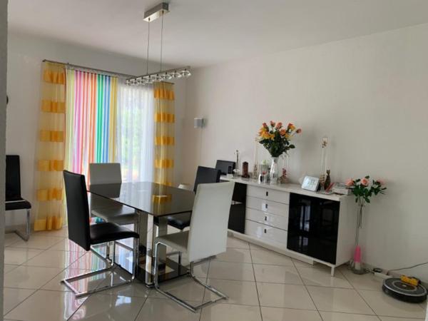 Maison moderne avec dépendances