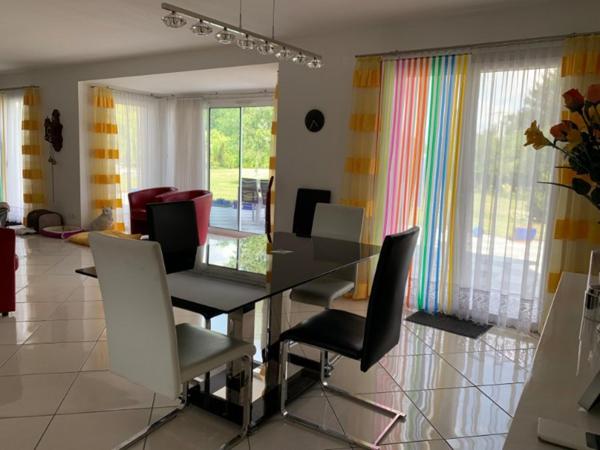 Maison moderne avec dépendances