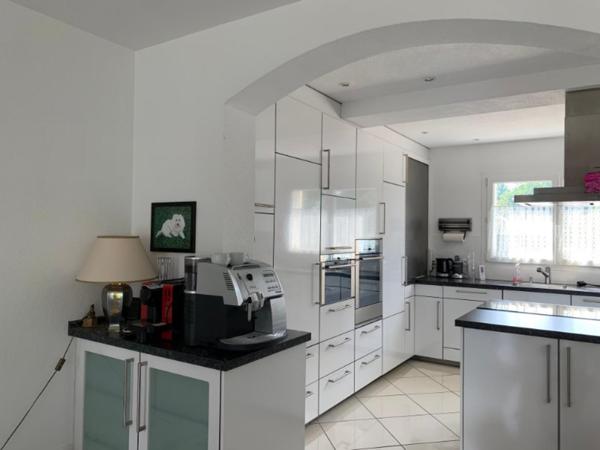 Maison moderne avec dépendances