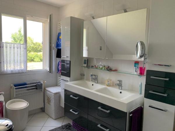 Maison moderne avec dépendances