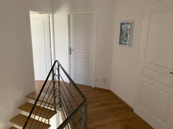 Maison moderne avec dépendances