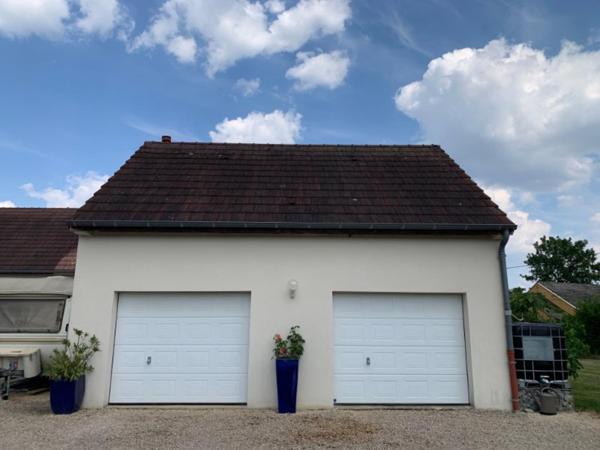 Maison moderne avec dépendances