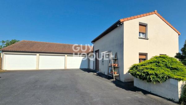 Ensemble de maisons avec dépendances