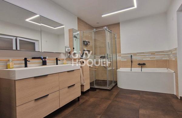 Ensemble de maisons avec dépendances