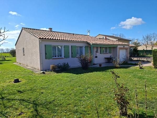 Maison de plain-pied comprenant 3 chambres.