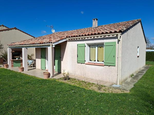 Maison de plain-pied comprenant 3 chambres.