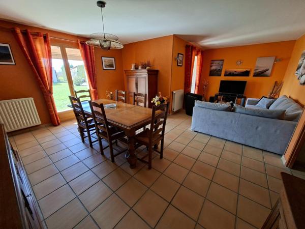 Maison de plain-pied comprenant 3 chambres.