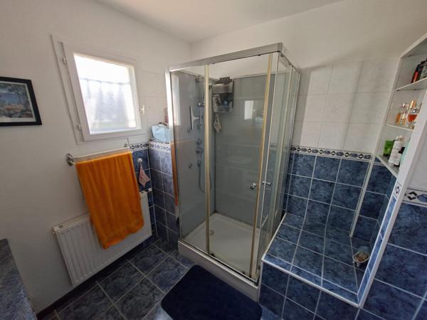 Maison de plain-pied comprenant 3 chambres.