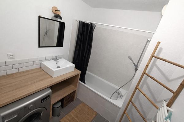 Résidence sécurisée, T3 avec vaste séjour, terrasse de 20 m² et 2 places de parking