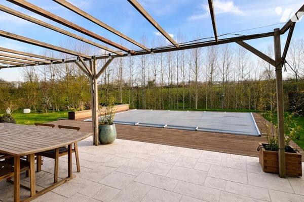 Maison contemporaine avec piscine, dans un cadre naturel privilégié,  à 10 minutes de Laval