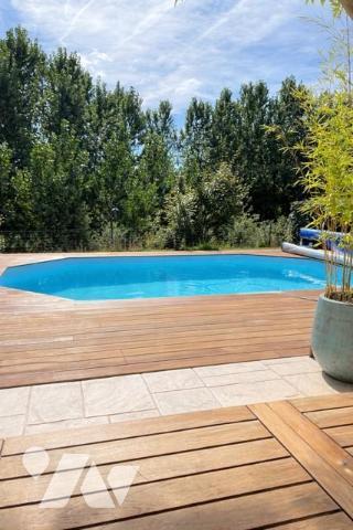 Maison contemporaine avec piscine, dans un cadre naturel privilégié,  à 10 minutes de Laval