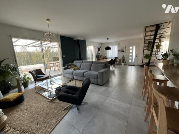 Maison contemporaine avec piscine, dans un cadre naturel privilégié,  à 10 minutes de Laval