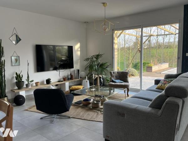 Maison contemporaine avec piscine, dans un cadre naturel privilégié,  à 10 minutes de Laval