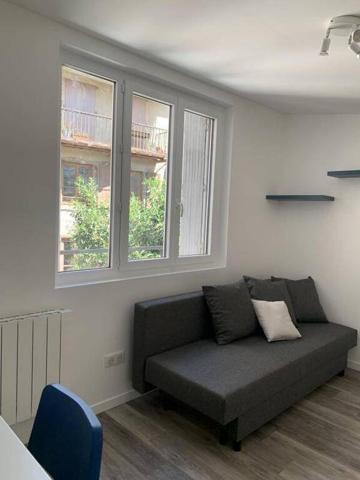 REF 5872 - 54 RUE GRANGEVIEILLE STUDIO MEUBLE RDC DEMI PALIE