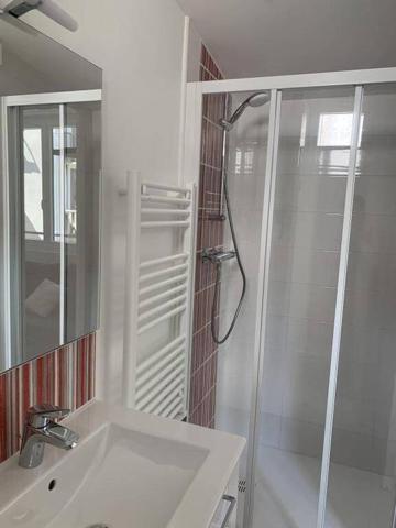 REF 5872 - 54 RUE GRANGEVIEILLE STUDIO MEUBLE RDC DEMI PALIE