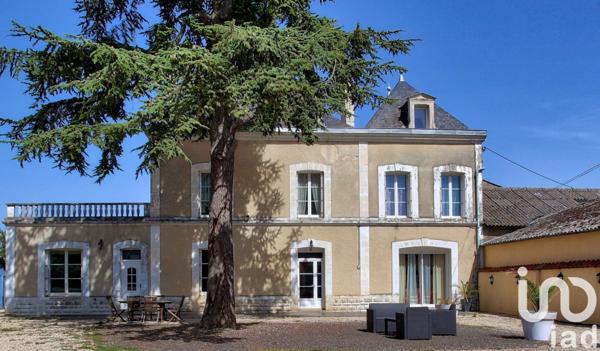 Maison 9 pièces de 226 m² à Neuville-de-Poitou (86170)