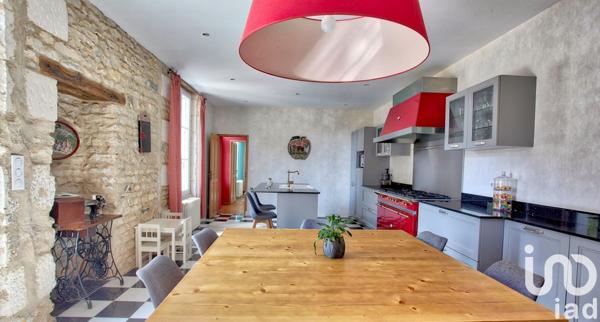 Maison 9 pièces de 226 m² à Neuville-de-Poitou (86170)