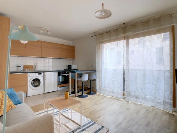 Mairie des Lilas - appartement 2 pièces avec balcon dans une résidence de standing (2011)