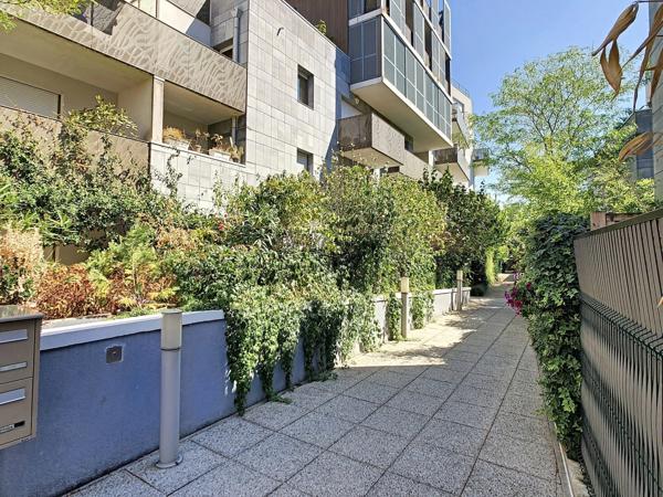 Mairie des Lilas - appartement 2 pièces avec balcon dans une résidence de standing (2011)