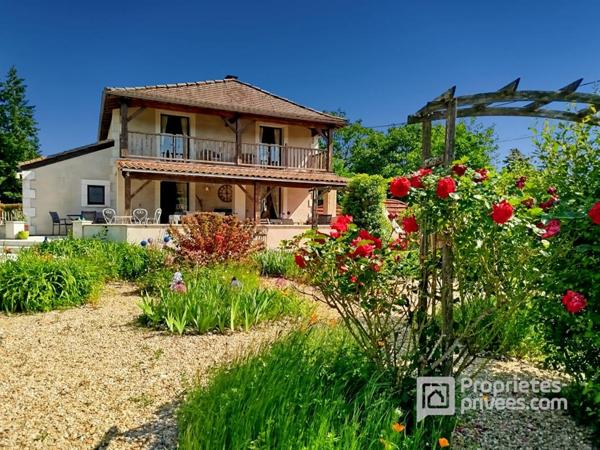 Maison familiale avec jardin paysager et dépendance à Saint Vincent de Connezac