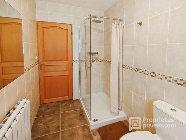 Maison familiale avec jardin paysager et dépendance à Saint Vincent de Connezac