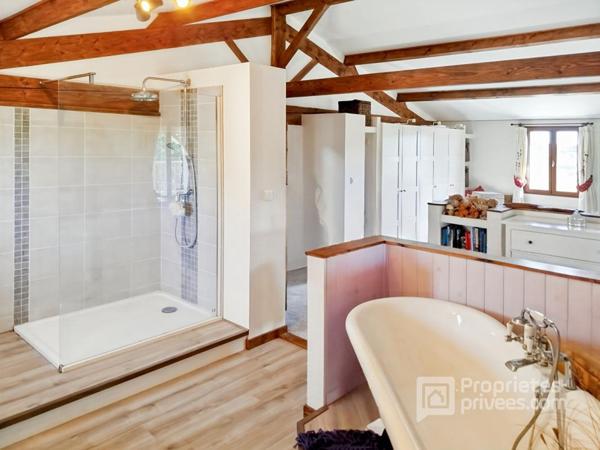 Maison familiale avec jardin paysager et dépendance à Saint Vincent de Connezac