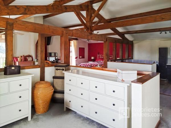 Maison familiale avec jardin paysager et dépendance à Saint Vincent de Connezac