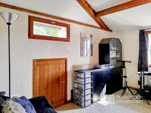 Maison familiale avec jardin paysager et dépendance à Saint Vincent de Connezac