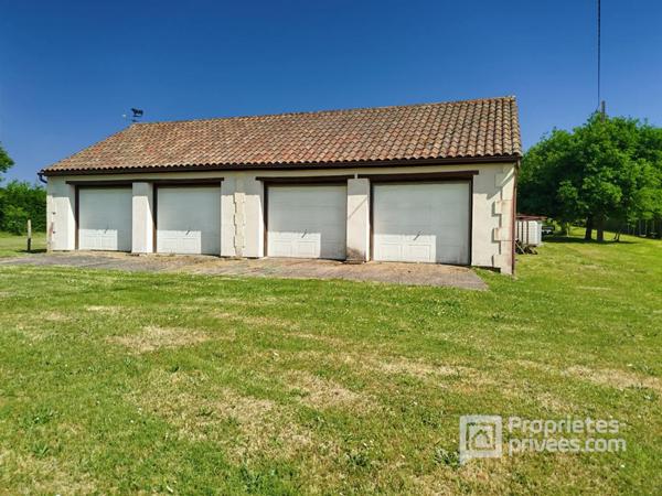 Maison familiale avec jardin paysager et dépendance à Saint Vincent de Connezac