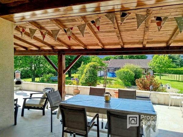 Maison familiale avec jardin paysager et dépendance à Saint Vincent de Connezac