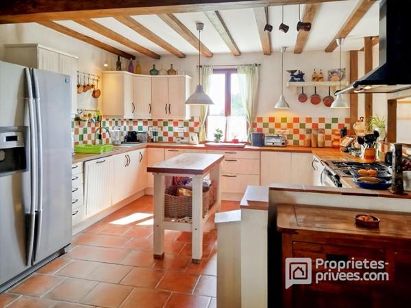 Maison familiale avec jardin paysager et dépendance à Saint Vincent de Connezac